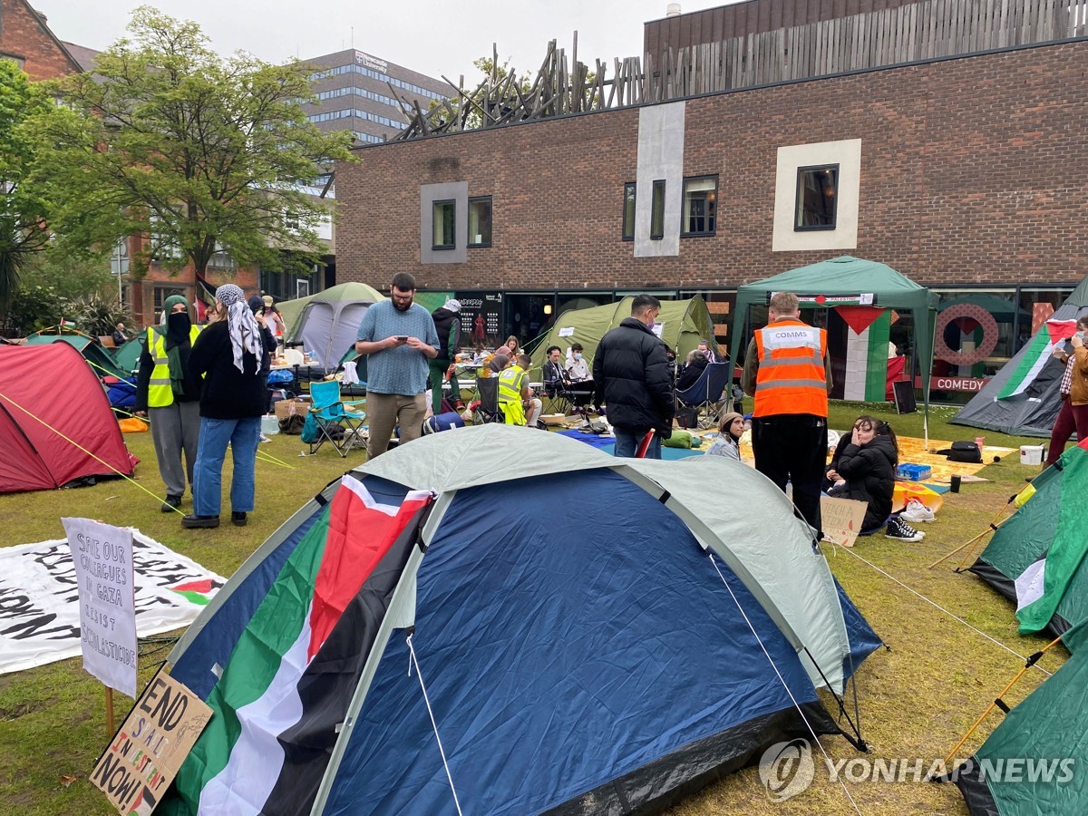 (뉴캐슬 로이터=연합뉴스) 1일(현지시간) 뉴캐슬대에서 시위자들이 텐트를 설치하고 시위를 벌이고 있다. [사진 출처는 엑스(X·옛 트위터) @LoCNewcastle, DB 및 재판매 금지]