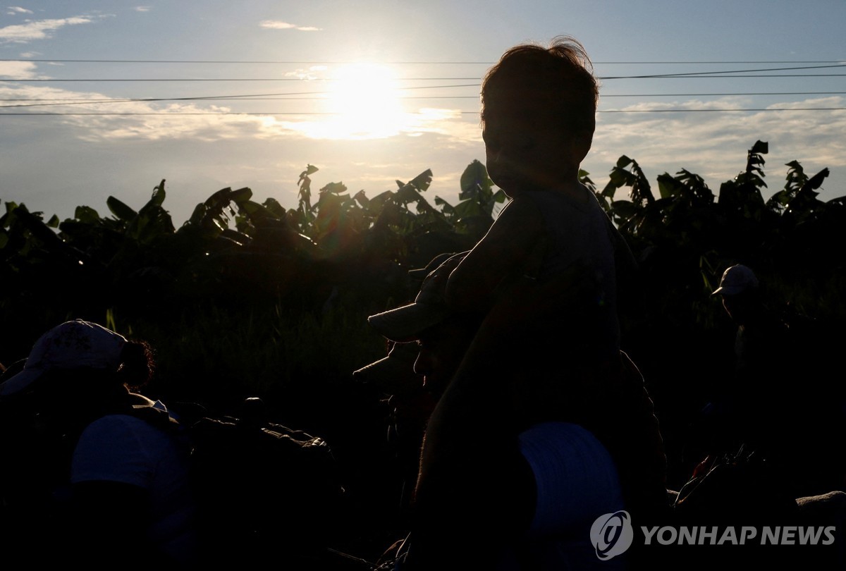 아이와 함께 멕시코 치아파스 지역을 이동하는 이민자