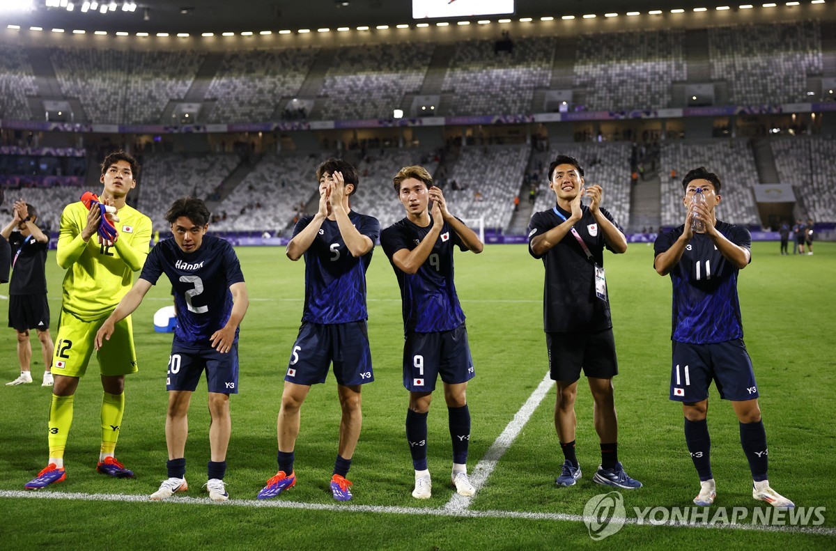 승리를 자축하는 일본 올림픽 축구대표팀 선수들