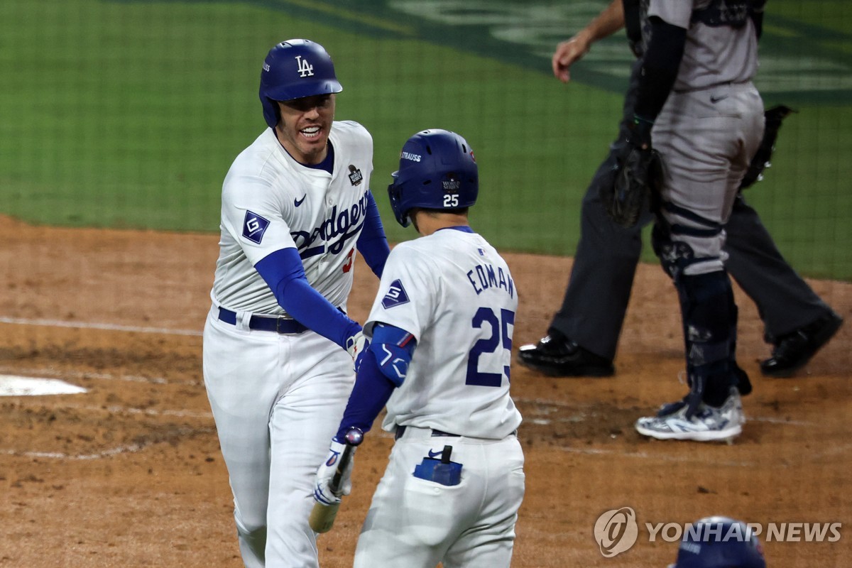 프레디 프리먼(왼쪽)과 토미 현수 에드먼