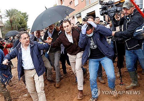 스페인 국왕, 수해 현장 찾았다 욕설에 진흙 '봉변'