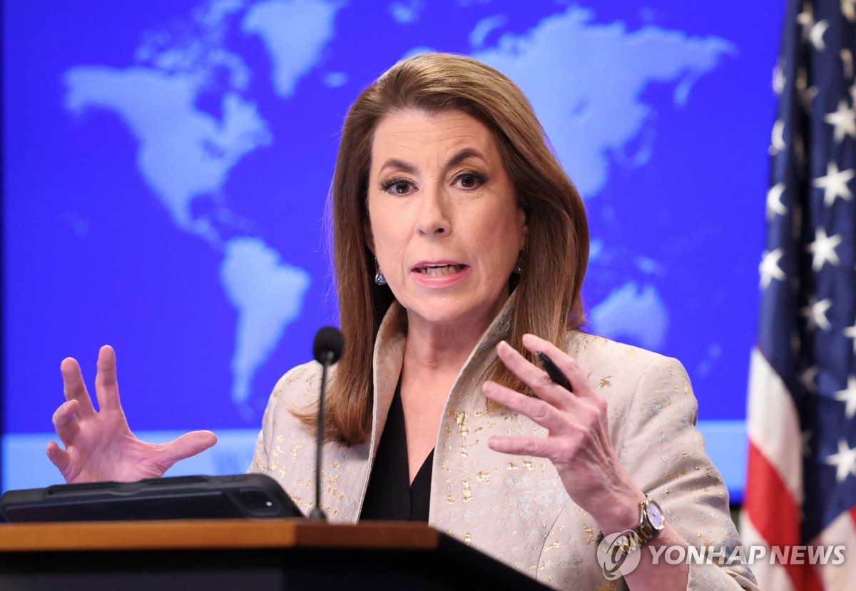 Esta foto, publicada por Reuters, muestra al portavoz del Departamento de Estado de EE. UU. Tammy Bruce hablando durante una conferencia de prensa en el Departamento de Estado de Washington el 6 de marzo de 2025. (Yonhap)