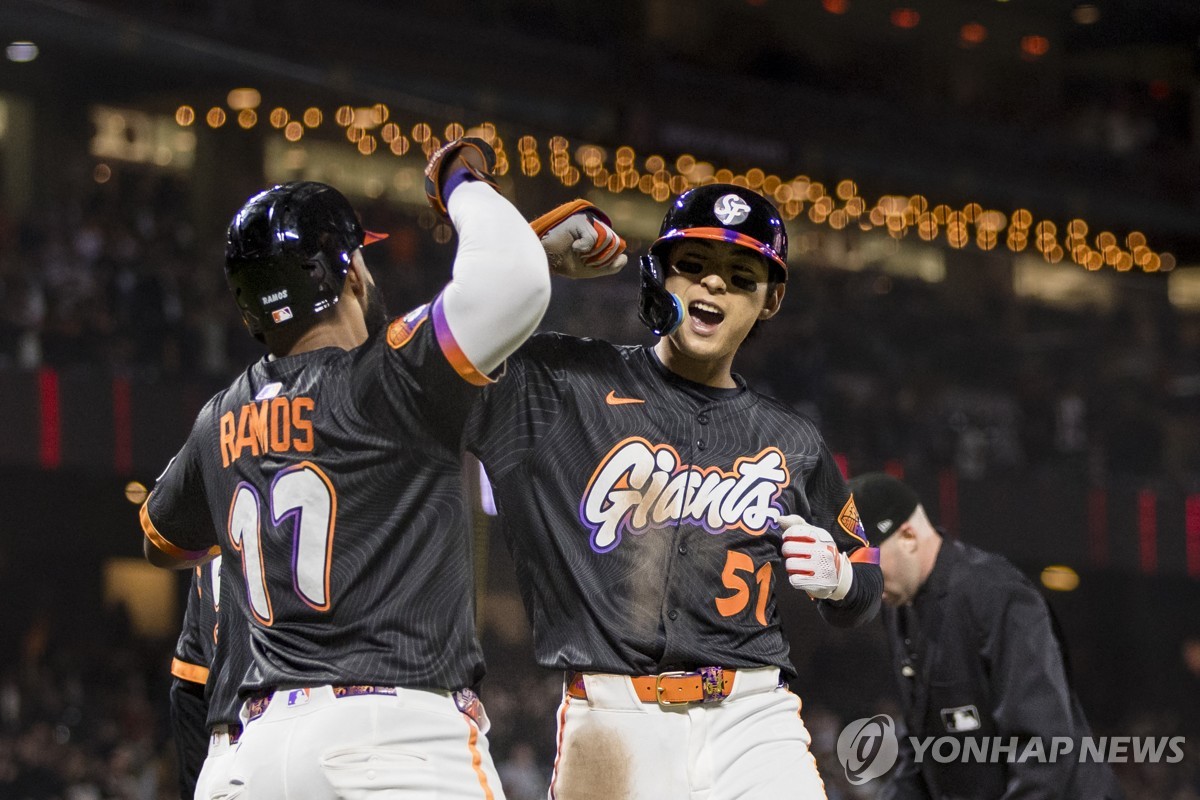 Giants' Lee Jung-hoo belts 1st home run at home in '25 | Yonhap News Agency