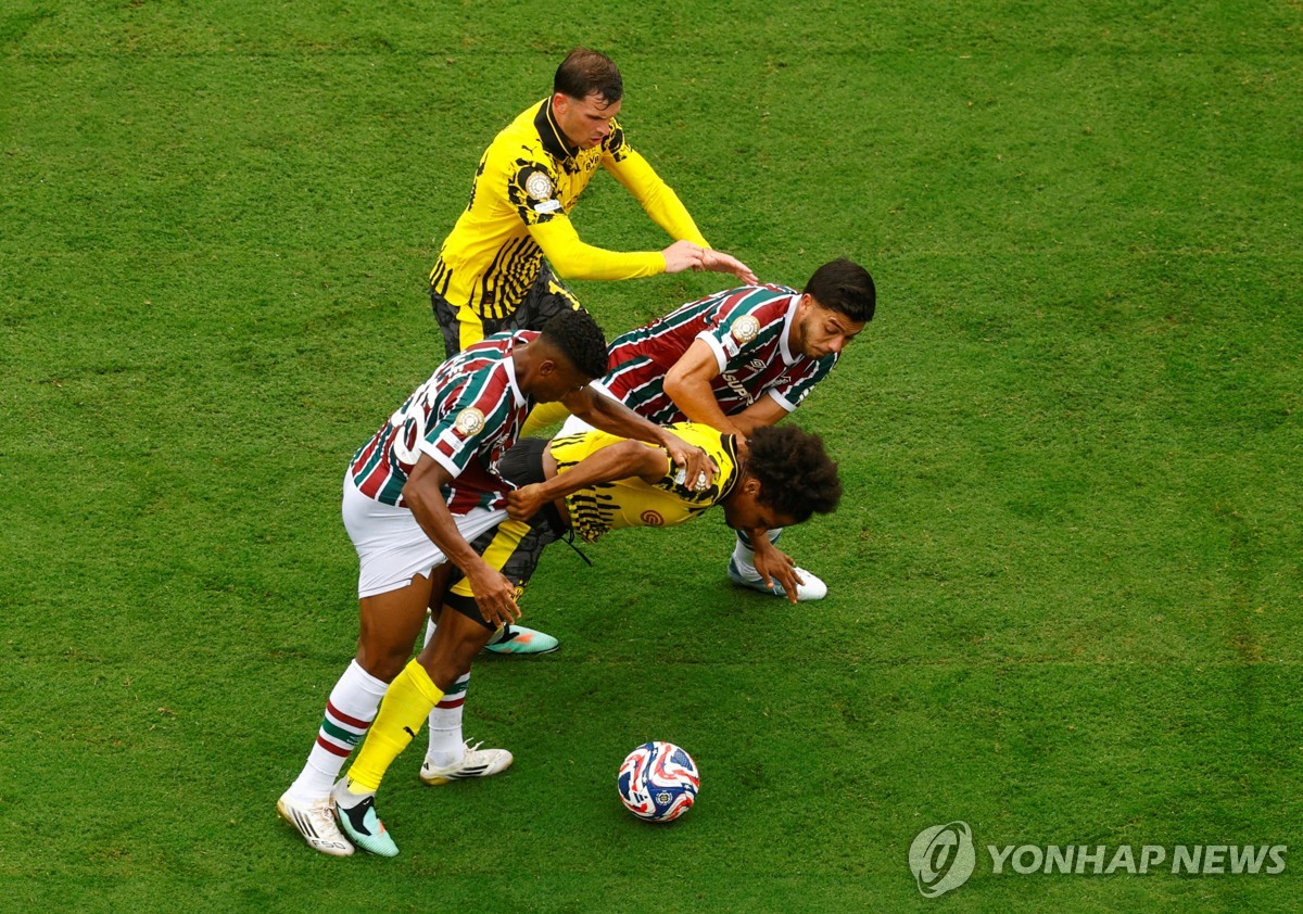 경합하는 플루미넨시와 도르트문트 선수들