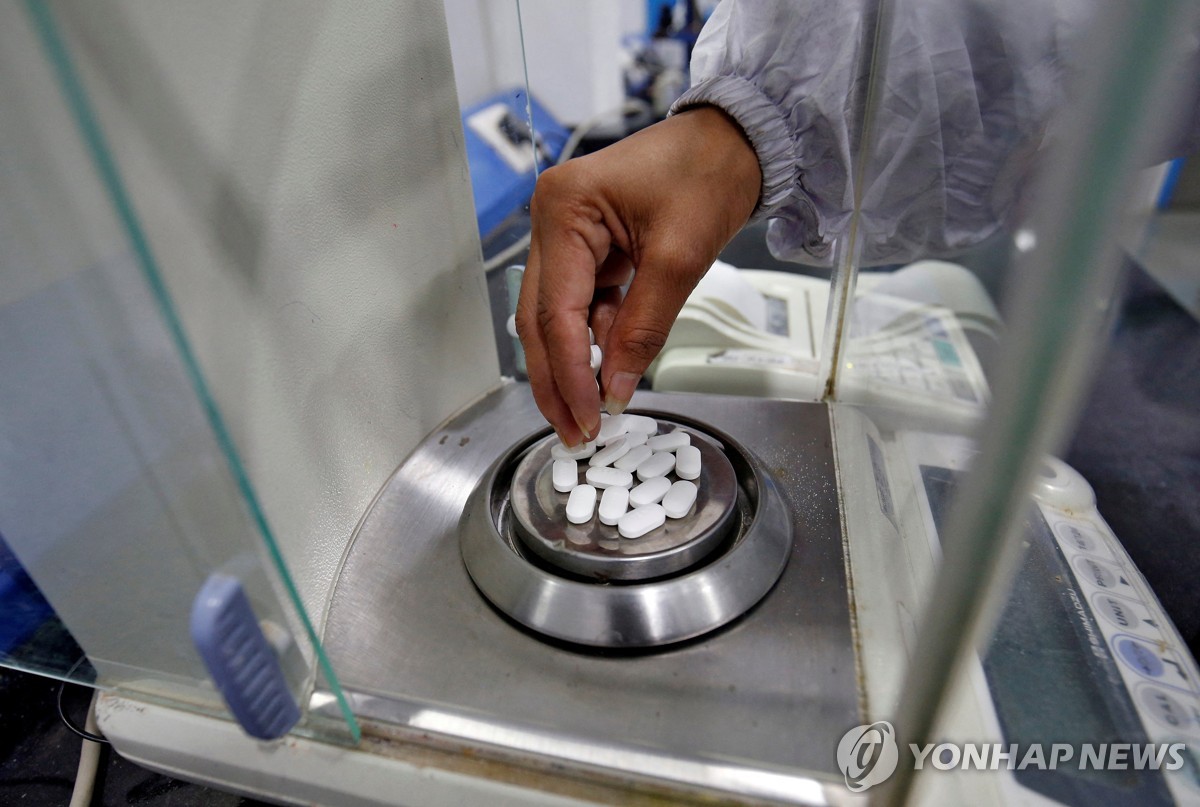 진통제 무게 재는 인도 약사