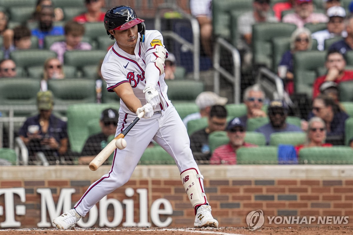Kim Ha-seong of the Atlanta Braves hits a single against the Houston Astros during the clubs' Major League Baseball regular-season game at Truist Park in Atlanta on Sept. 14, 2025, in this Imagn Images photo via Reuters. (Yonhap)