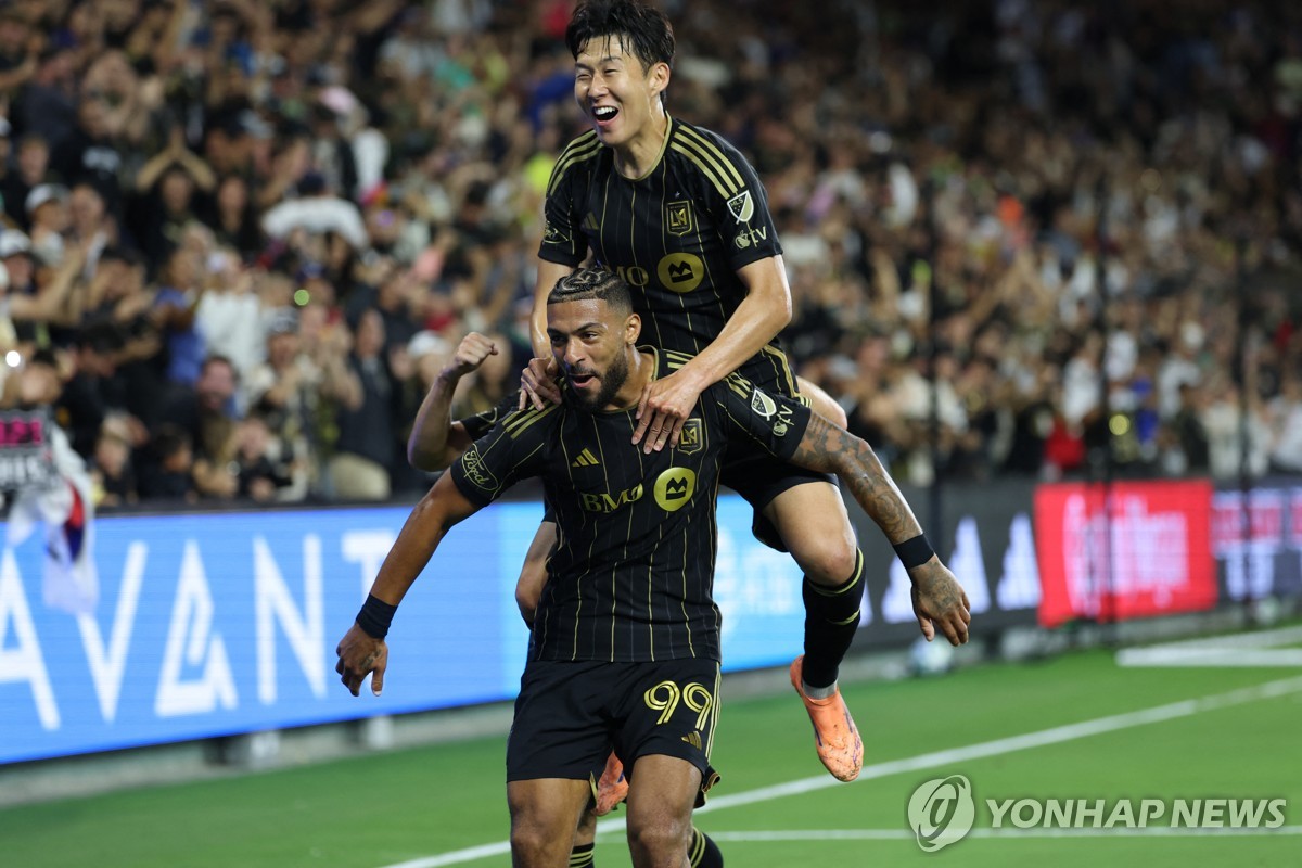 손흥민(뒤쪽)과 골 세리머니 하는 LAFC 드니 부앙가.