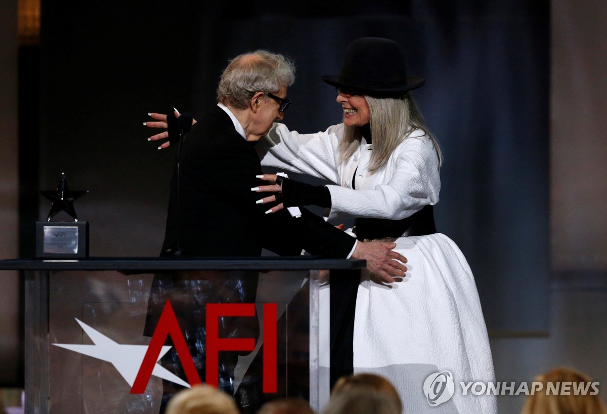 우디 앨런 감독과 포옹하는 키튼