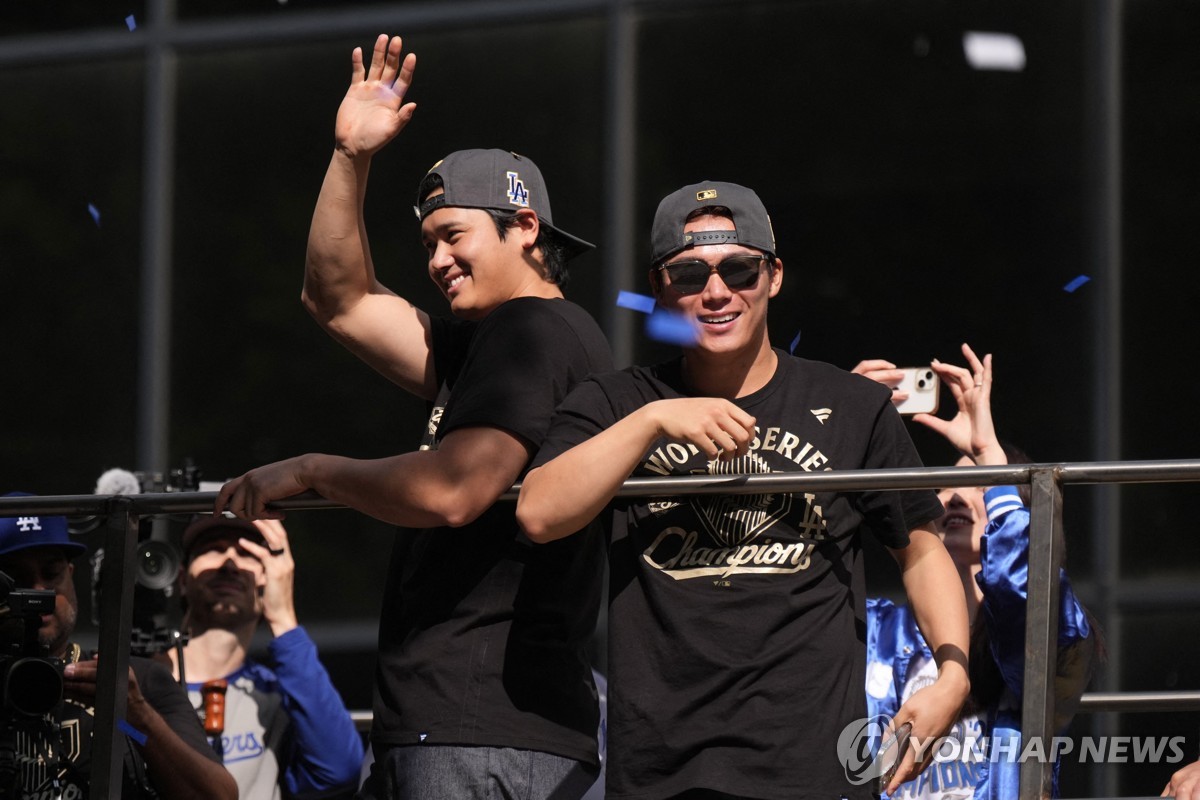 다저스 WS 우승 카퍼레이드…오타니 내년에도 커쇼 응원할게