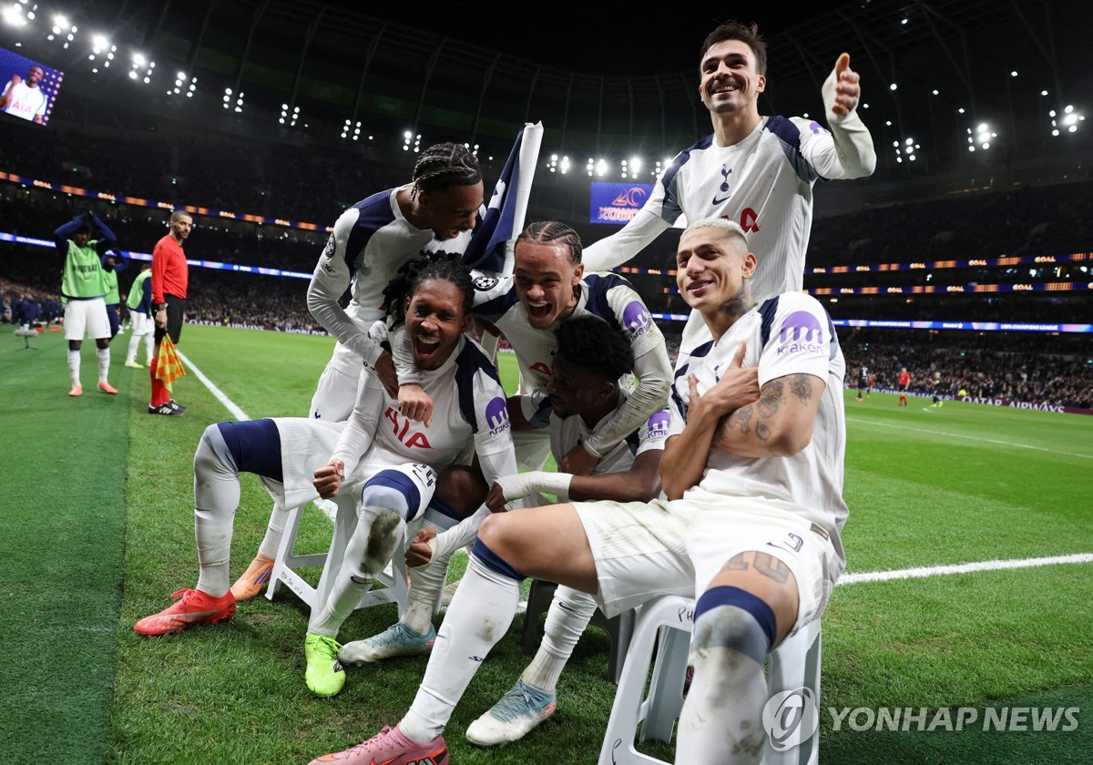 골세리머니를 펼치는 토트넘 선수들