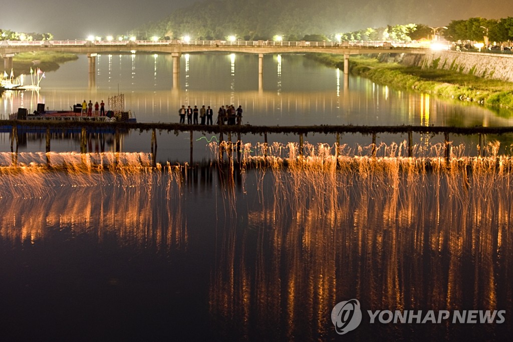 낙화놀이·솟대세우기…무주 반딧불축제서 전통놀이 6개 재연