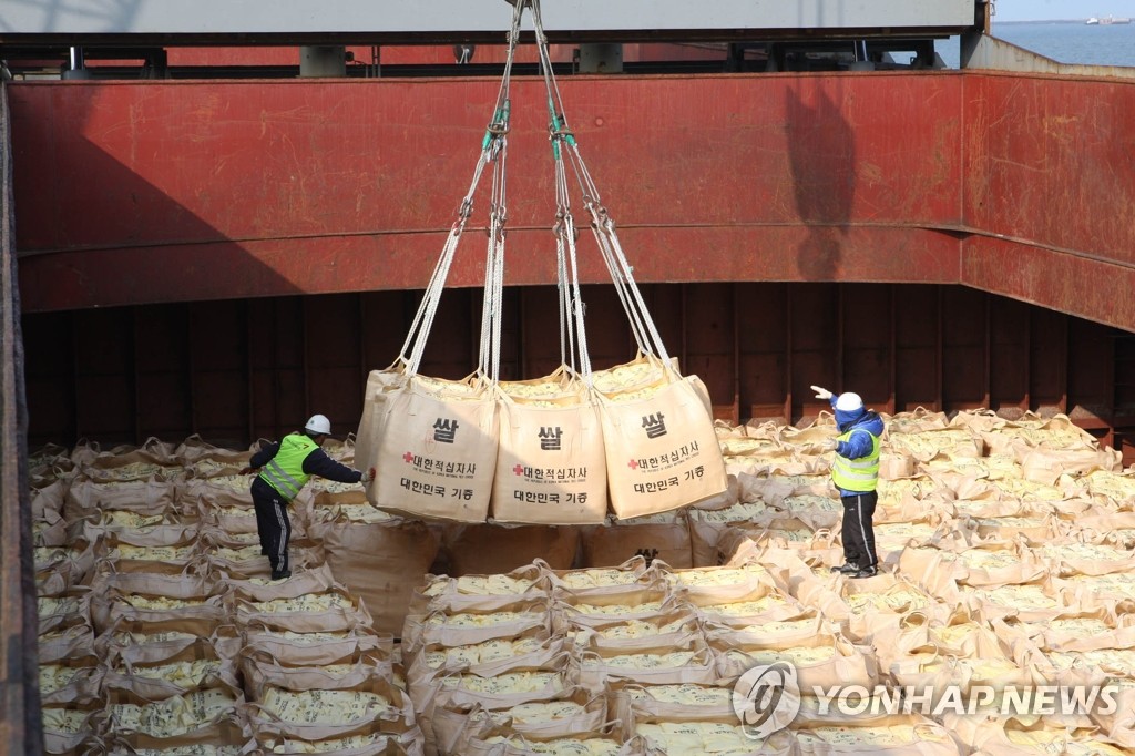 Some 5,000 tons of rice is loaded onto a ship in the South Korean port of Gunsan on Oct. 22, 2010, for delivery to the North Korean city of Sinuiju, hit hard by downpours in August. (Yonhap)