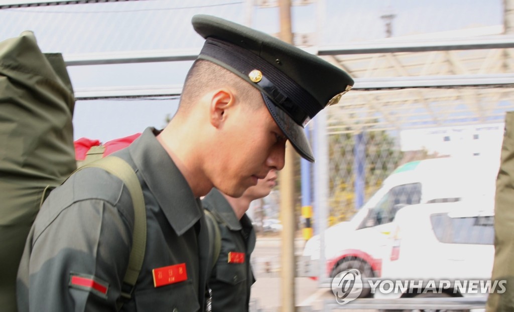 ヒョンビン、限界に挑む。海兵隊入隊ドキュメンタリーBOOK Amazon.co.jp: ヒョンビン、限界に挑む。――海兵隊入隊