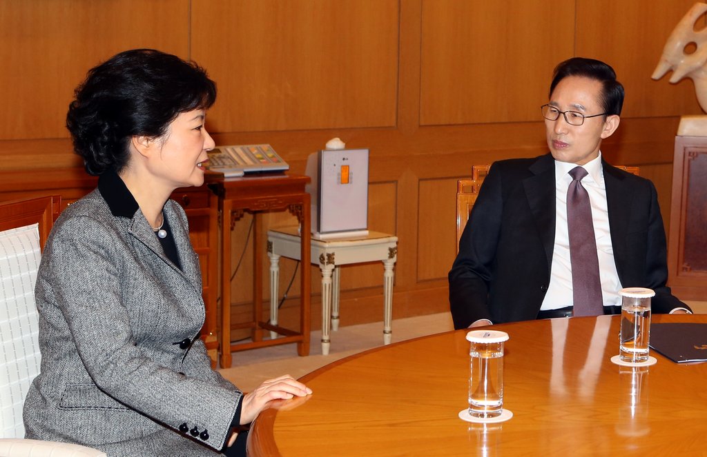 2013년 2월 12일 당시 이명박 대통령과 박근혜 당선인이 청와대에서 만나 북한 핵실험 대응책을 논의하는 모습 [연합뉴스 자료사진]