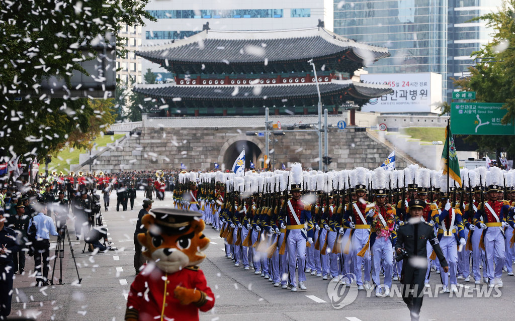 ２０１３年の国軍の日にソウル市庁付近で行われた市街地パレード＝（聯合ニュース）