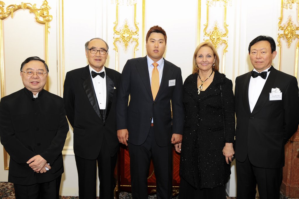 지난해 11월 ‘아시아소사이어티(Asia Society)' 코리아센터 창립 5주년 기념행사에 참석한 로니 챈 항룽그룹 회장(왼쪽 첫번째). 맨 오른쪽은 신동빈 롯데그룹 회장.