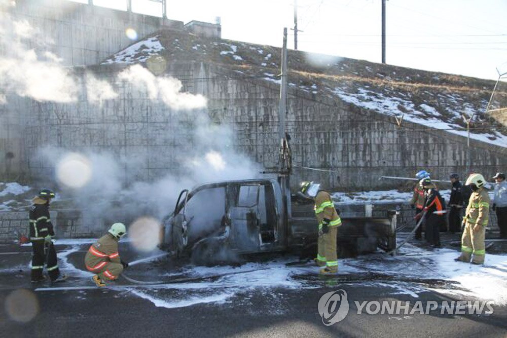 옥천 도로공사장서 차량 화재…1명 다쳐 | 연합뉴스