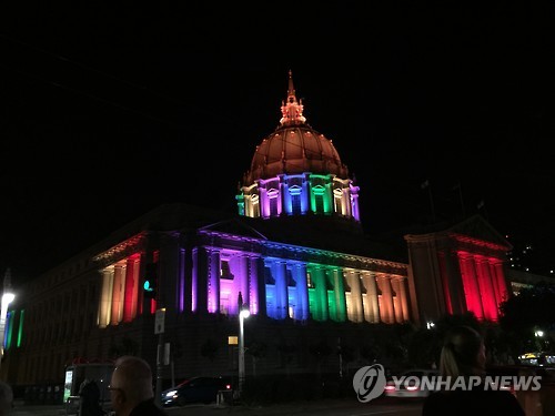 '동성애자 권리 지지' 무지개빛 조명 켠 샌프란시스코 시청