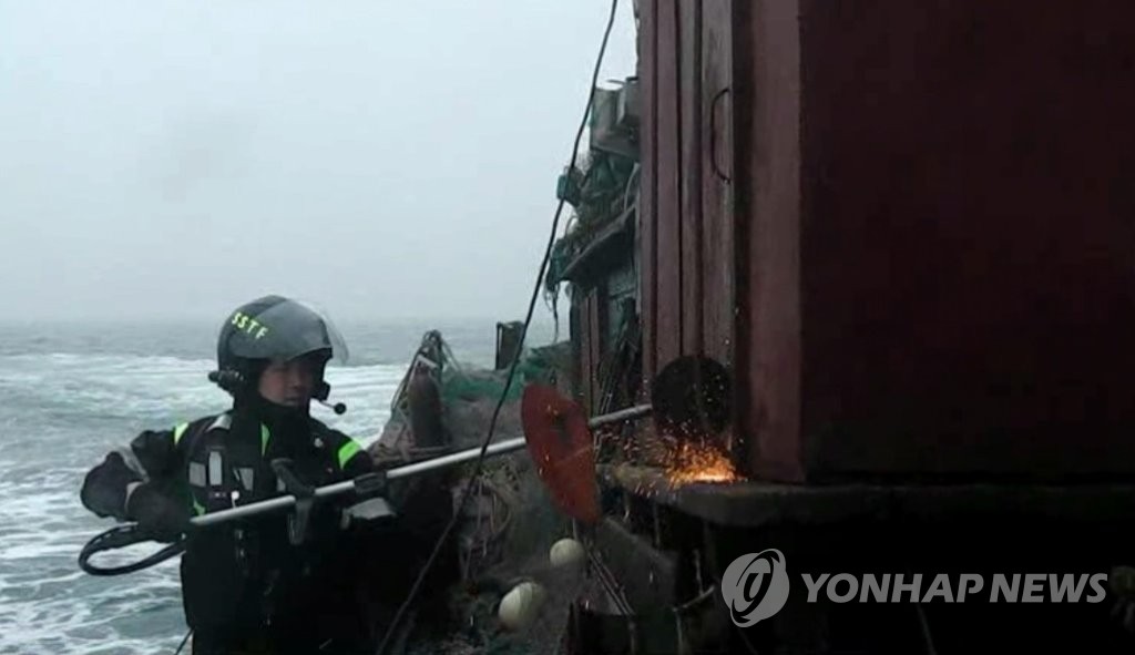 違法操業の中国漁船を拿捕