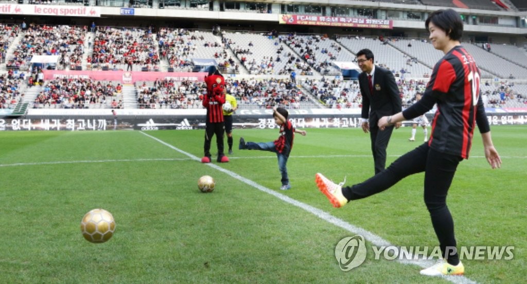 경기의 신호탄을 쏘는 조주연 대표 | 연합뉴스