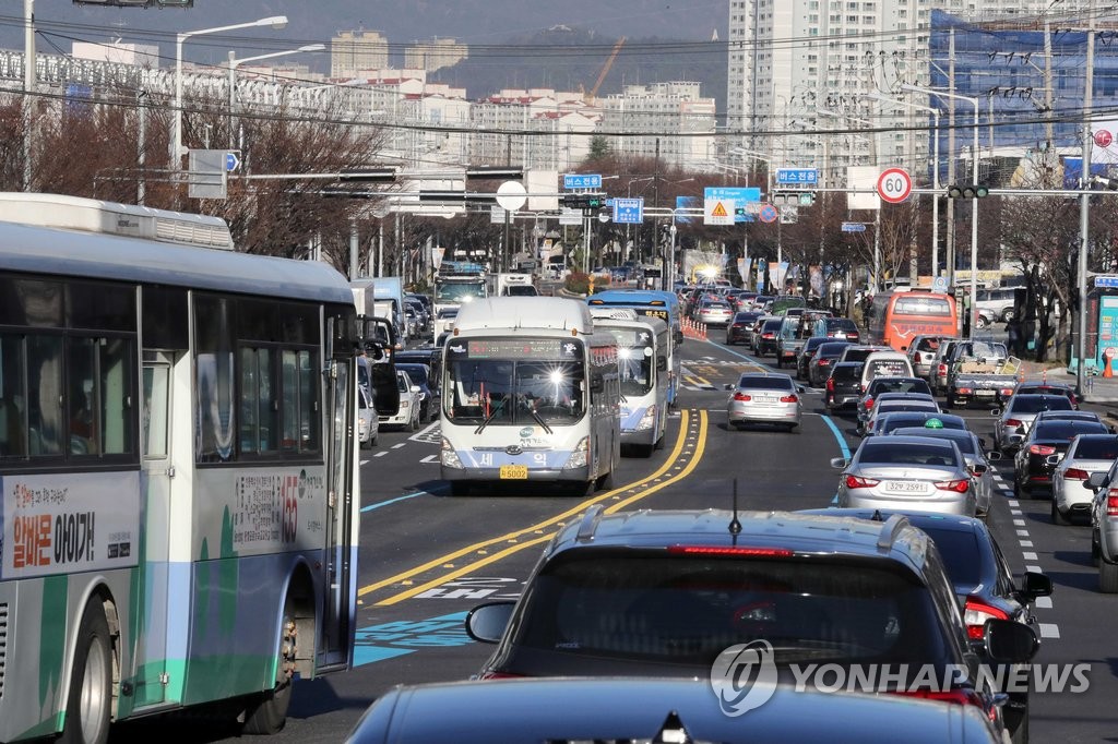 부산 첫 버스중앙차로 쌩쌩 [연합뉴스 자료 사진]