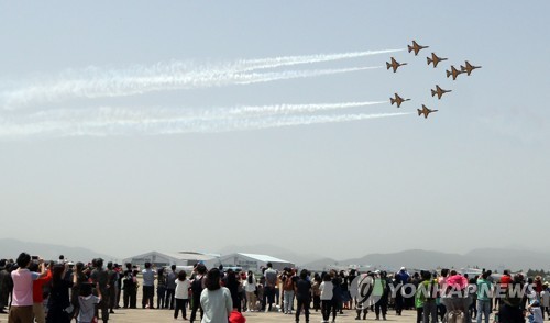 韓国空軍の特殊飛行チーム　釜山上空で１３日にエアショー