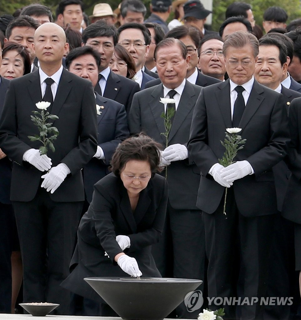 분향하는 권양숙 여사 | 연합뉴스