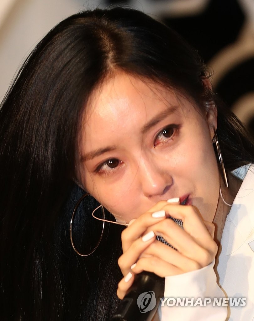 눈시울 붉어진 효민 | 연합뉴스