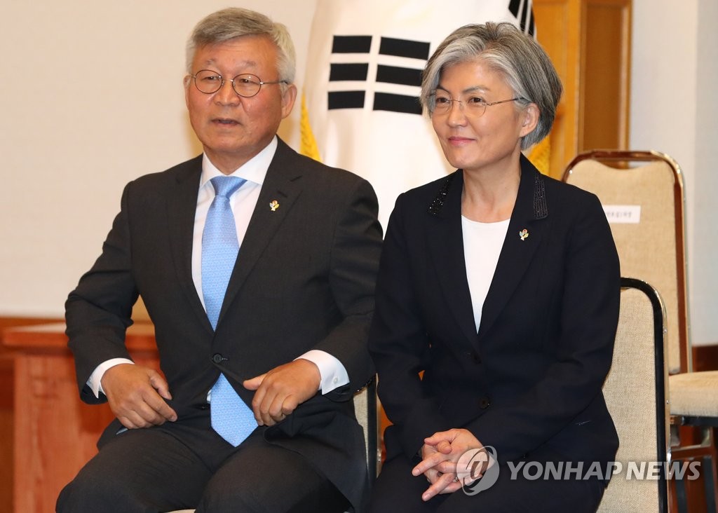 FM Kang's spouse makes personal trip to U.S. despite travel advisory