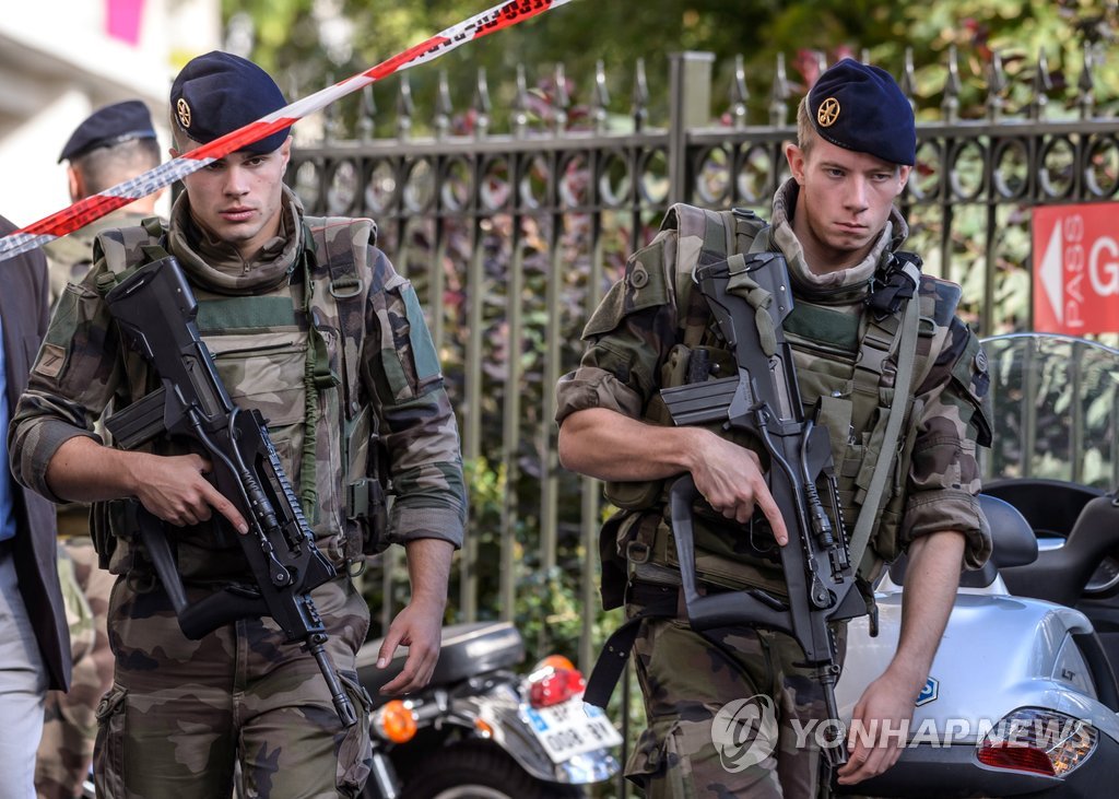 차량돌진 테러 현장의 프랑스 군 병사들