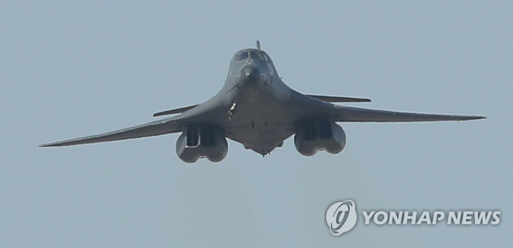 This file photo shows an American B-1B Lancer bomber in flight at the Seoul International Aerospace & Defense Exhibition held at the Seoul Airport in Seongnam, south of the capital, on Oct. 21, 2017. (Yonhap)