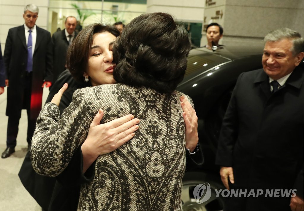 포옹하는 한-우즈베크 퍼스트레이디 | 연합뉴스