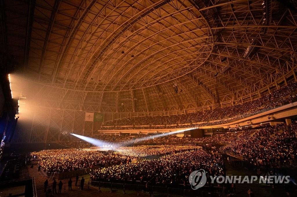 资料图片：2017年12月31日，BIGBANG在首尔高尺巨蛋球场举行演唱会。 韩联社/YG娱乐供图（图片严禁转载复制）