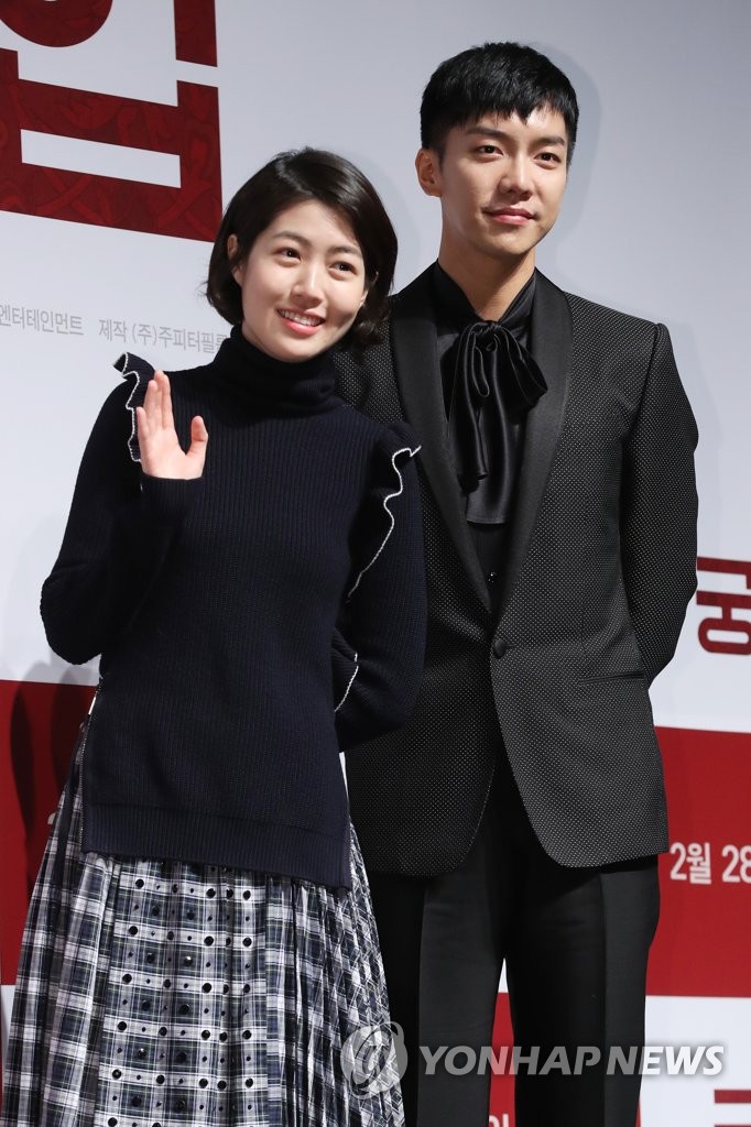 S. Korean actor Lee Seung-ki and actress Shim Eun-kyung | Yonhap News Agency