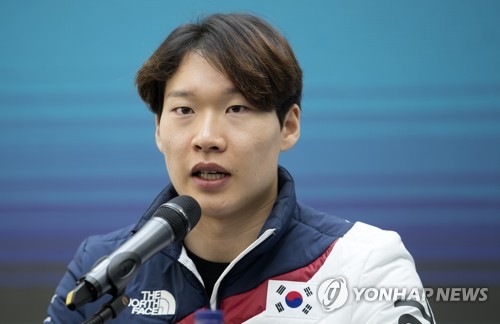 2018년 평창 은메달 획득 후 기자회견 하는 이상호