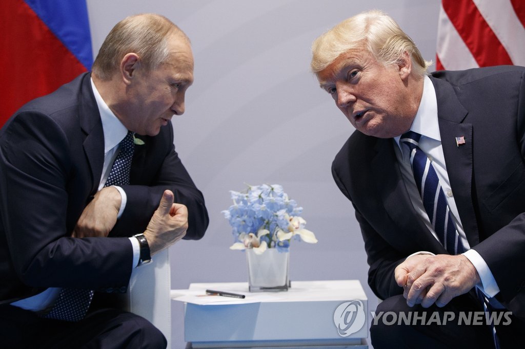 도널드 트럼프 미국 대통령(오른쪽)과 블라디미르 푸틴 러시아 대통령이 지난해 7월 독일 함부르크에서 열린 주요 20개국(G20) 정상회의에서 회담하고 있다. [AP=연합뉴스]