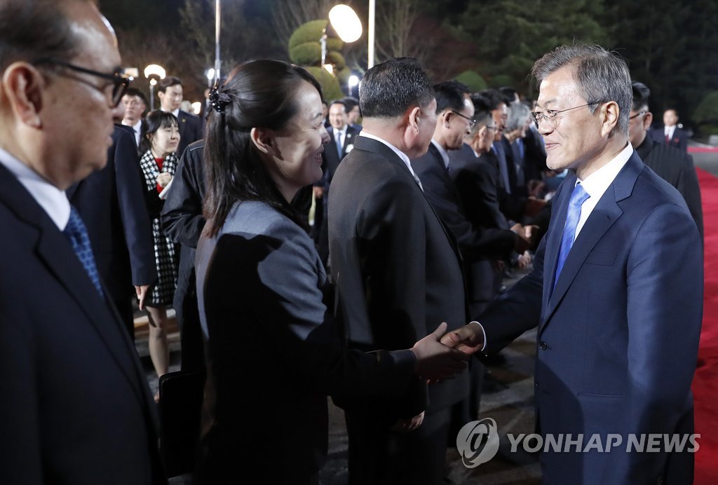 ２０１８年４月に板門店で南北首脳会談が開かれた際、文大統領（右）とあいさつを交わした金与正氏＝（聯合ニュース）
