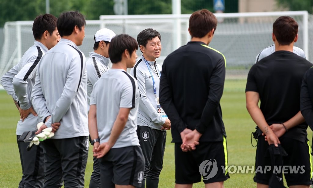 In this file photo taken on June 15, 2018, Korea Football Association (KFA) President Chung Mong-gyu (C) speaks to national football team players and coaches ahead of training at Spartak Stadium in Lomonosov, a suburb of Saint Petersburg, Russia. (Yonhap)