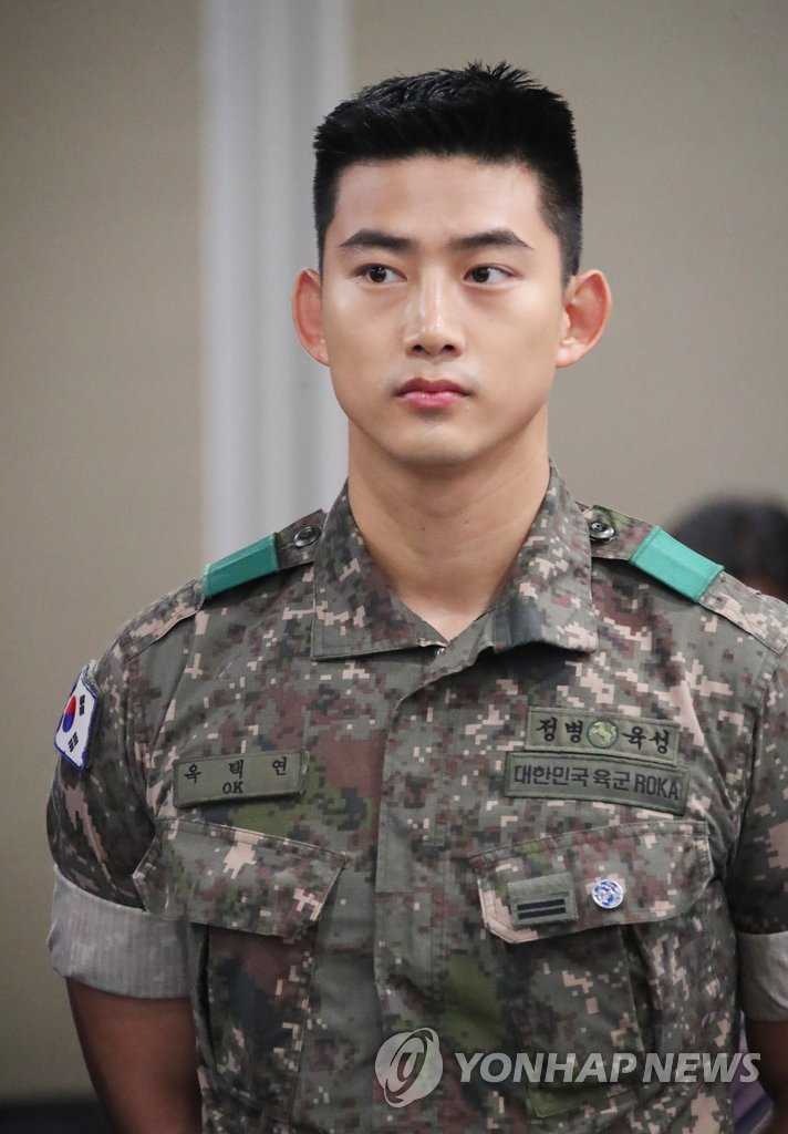 병역명문가 시상식 참석한 옥택연 | 연합뉴스 병역명문가 시상식 참석한 옥택연 | 연합뉴스