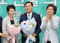 동료의원 축하받는 김관영 신임 원내대표