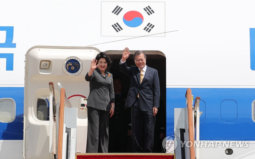 الرئيس "مون" يستهل جولة إقليمية تشمل سنغافورة والهند