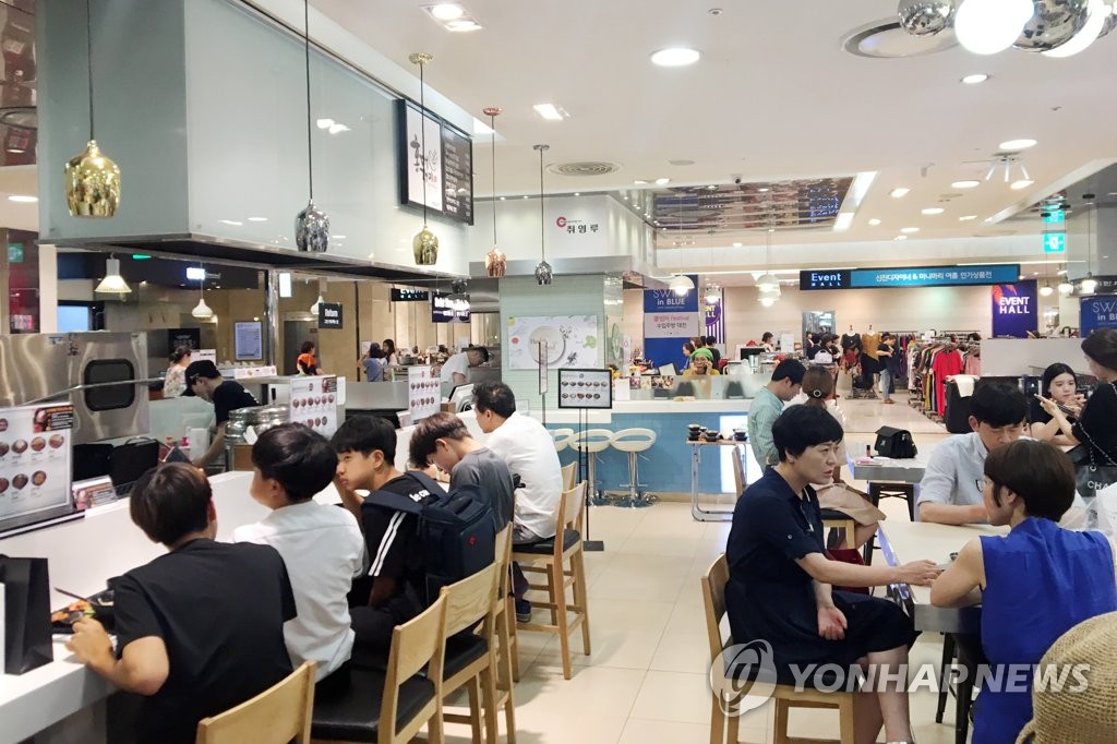 폭염에 북적이는 백화점 푸드코트 | 연합뉴스