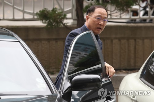 홍남기 "금리 상승에 취약자주 부담 가중…서민금융 지원"
