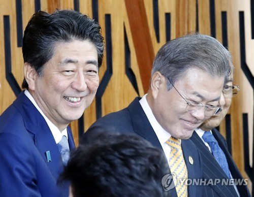 아베, '외교부 국장 쓰러졌다' 소식듣고 문대통령에 위로 건네