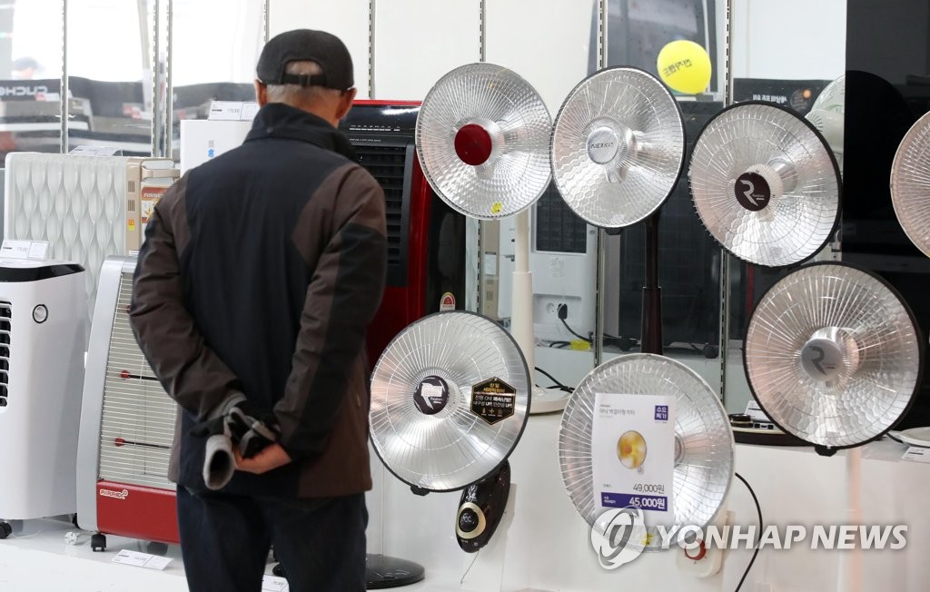 A shopper checks out heating equipment at an electronics store in Seoul on Dec. 5, 2018. (Yonhap) 