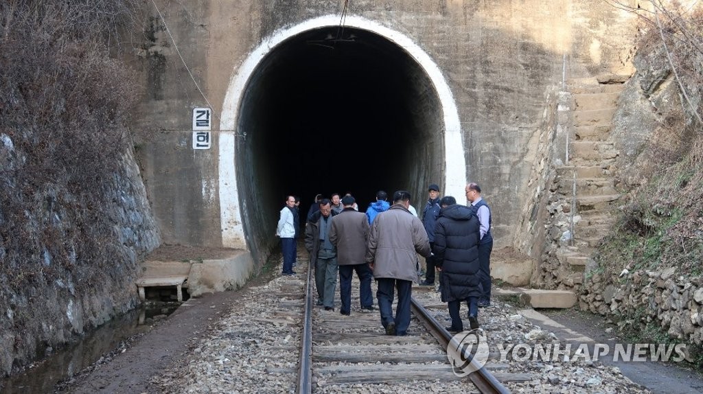 京義線の北朝鮮区間でトンネルを視察する南北共同調査団（統一部提供）＝（聯合ニュース）