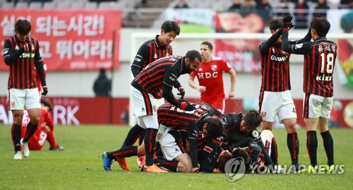 강등 문턱서 살아 돌아온 FC서울, '새판짜기' 잰걸음