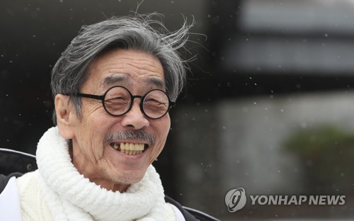 Popular novelist Lee Oi-soo dies at 75