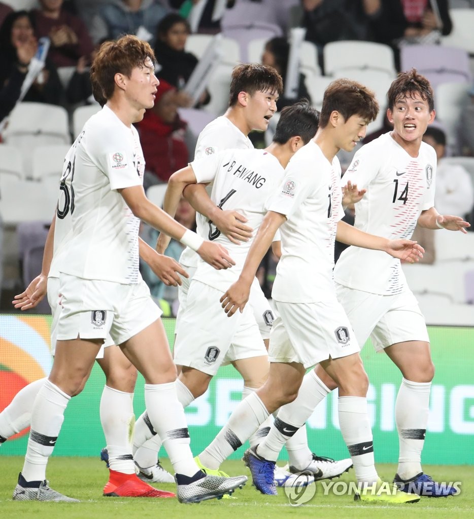 キム・ミンジェのゴールを喜ぶ韓国代表＝１１日、アルアイン（聯合ニュース）