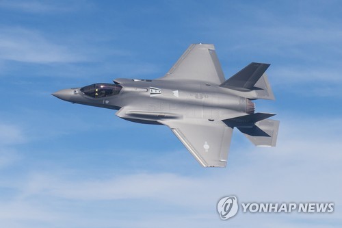 F-35A 2대, 1만3천여㎞ 날아 청주기지 첫 도착…스텔스기 보유국